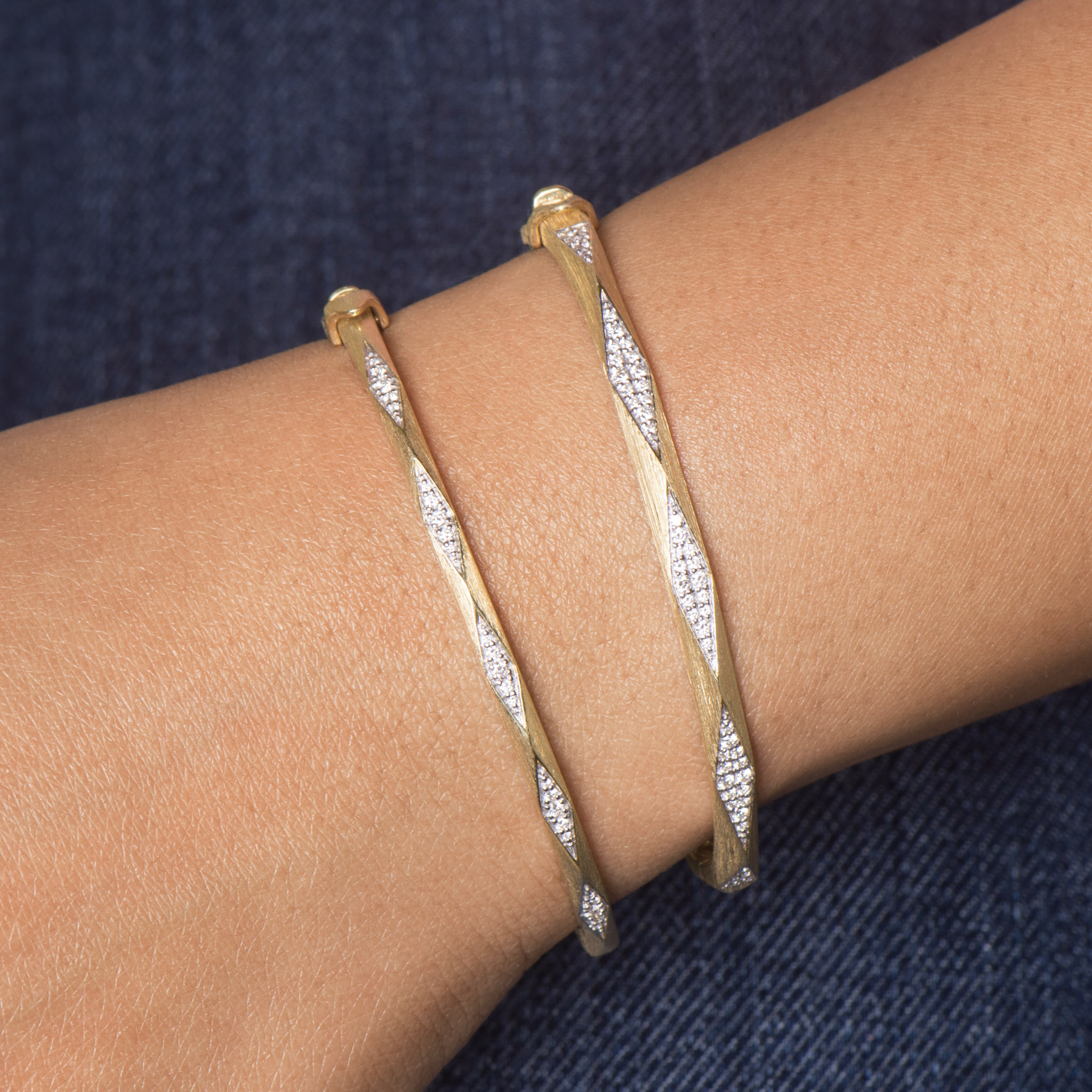 Lisse Narrow Raised Pyramid Diamond Pave Bangle - Image 3